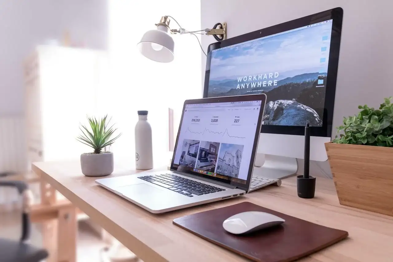 Modern arbetsplats och webbdesign i Kungsbacka